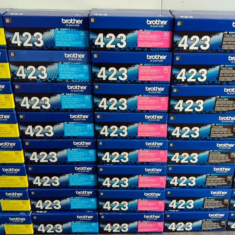 Raft plin cu tonere Brother TN-423 în cyan, magenta, galben și negru, nedesfăcute