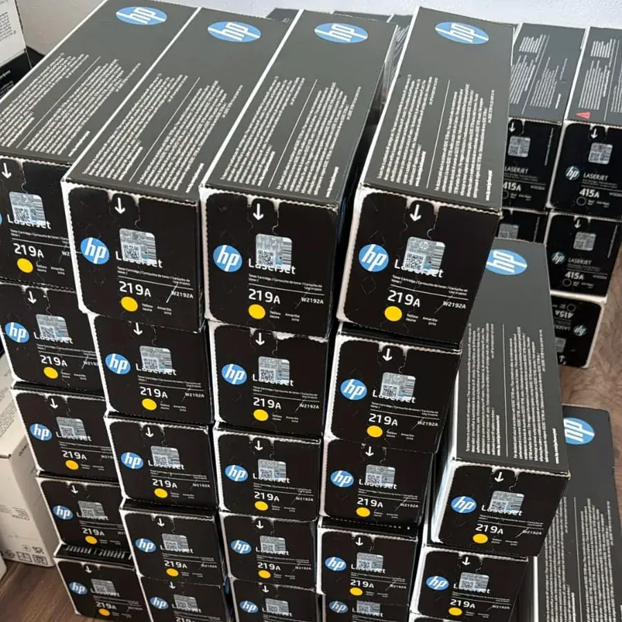 Cutii HP LaserJet 219A galben, nedesfăcute, aranjate pe mai multe rânduri