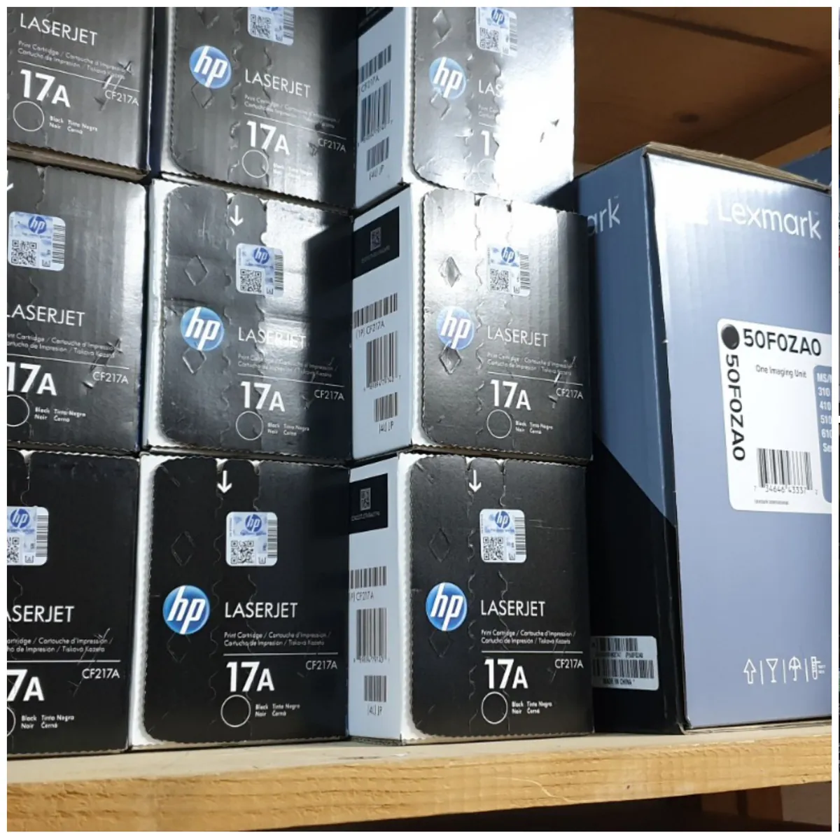 Cartușe HP originale sigilate, așezate în cutiile lor de fabrică